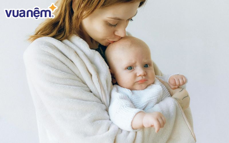 Trẻ sơ sinh khi nằm gối có thể ảnh hưởng đến đường hô hấp và gặp tình trạng ngạt thở