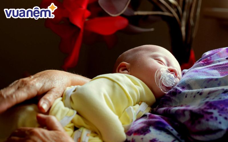 Thường xuyên thay đổi tư thế để bảo vệ vùng đầu cổ của bé