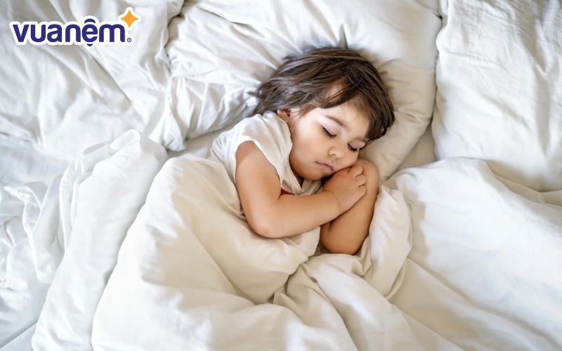 Hai tuổi là độ tuổi thích hợp để trẻ bắt đầu dùng gối.