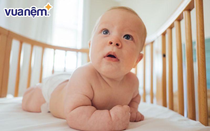 Khi trẻ đã biết xoay đầu và tự điều chỉnh tư thế ngủ, cha mẹ có thể cho trẻ dùng gối.