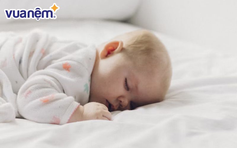 Sử dụng nệm phẳng với độ cứng vừa phải cũng là một lựa chọn thay thế an toàn hơn cho trẻ. 