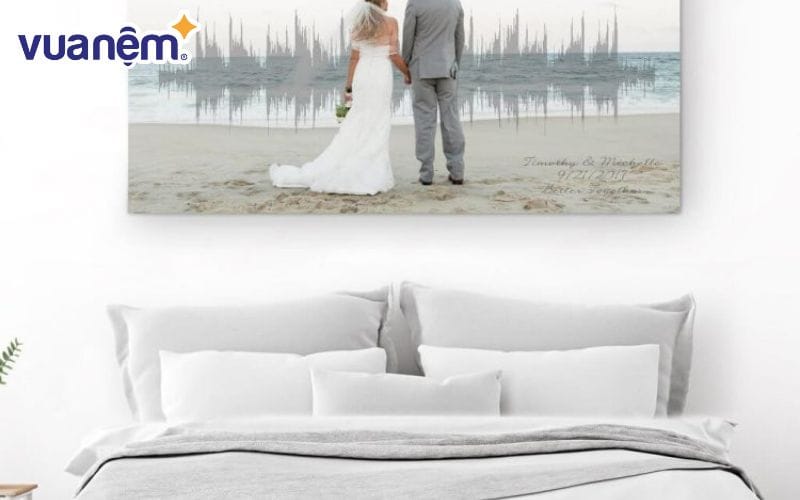 Không treo ảnh cưới vị trí đầu giường ngủ