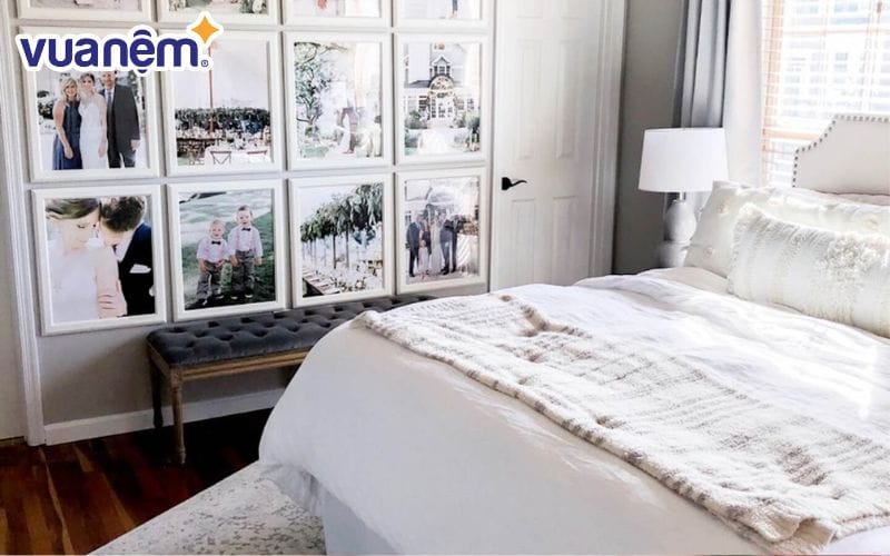 Treo ảnh cưới cạnh giường ngủ