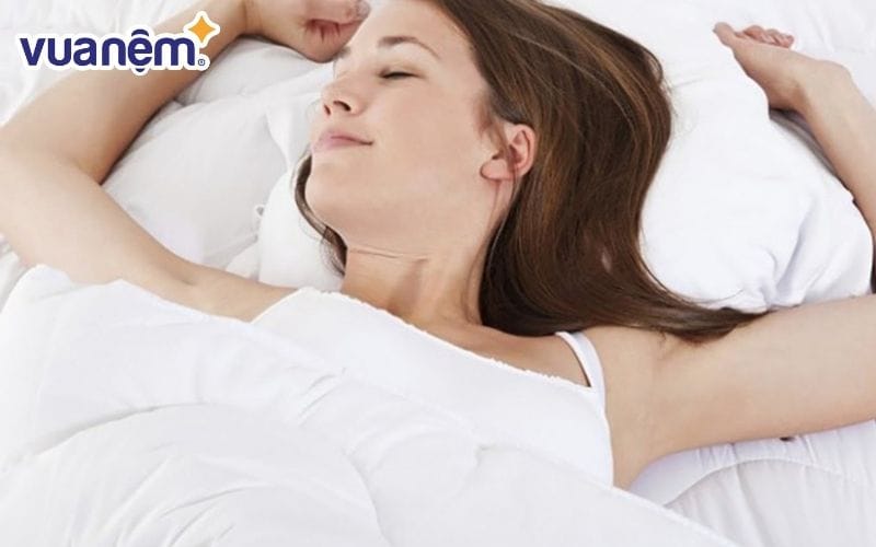 Nằm ngừa, hai tay thả lòng sau đầu là tư thế ngủ cho nữ tốt