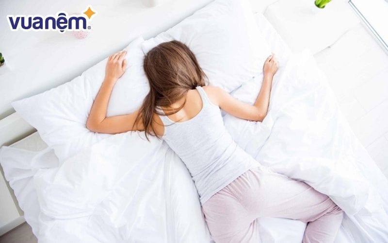 Nằm sấp không phải tư thế ngủ tốt cho nữ giới