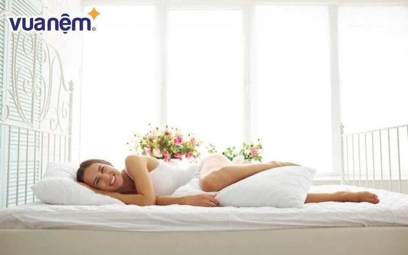 Tư thế ngủ tốt cho nữ giới - Nằm nghiêng kẹp gối giữa 2 chân