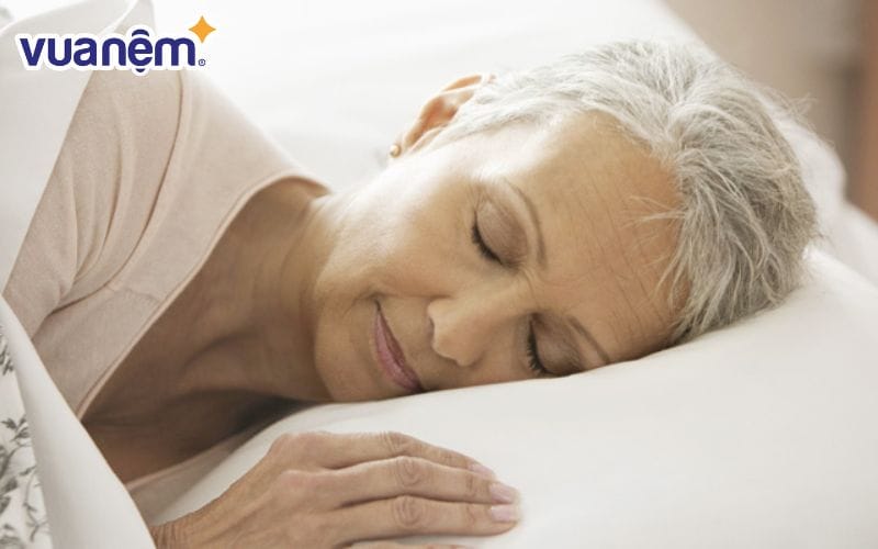 Chọn tư thế ngủ tốt nhất cho người già giúp ngủ ngon giấc hơn