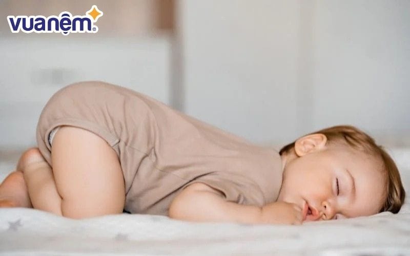 Nằm sấp giúp ngăn chặn tình trạng nôn trớ ở trẻ