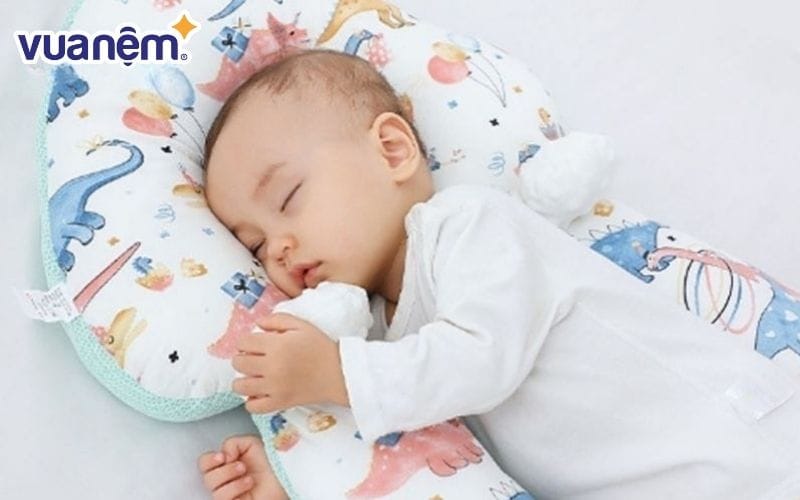 Tư thế nằm ngủ với gối hai bên