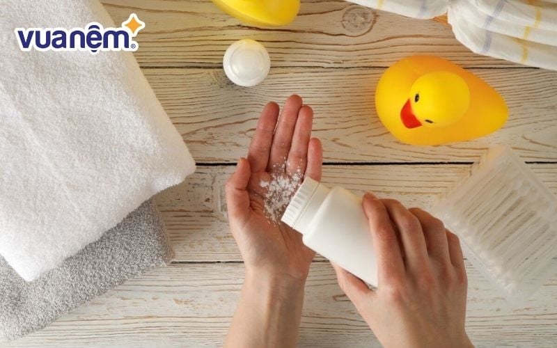 Phấn rôm có khả năng hút ẩm tốt nên phù hợp với vết bẩn còn ẩm