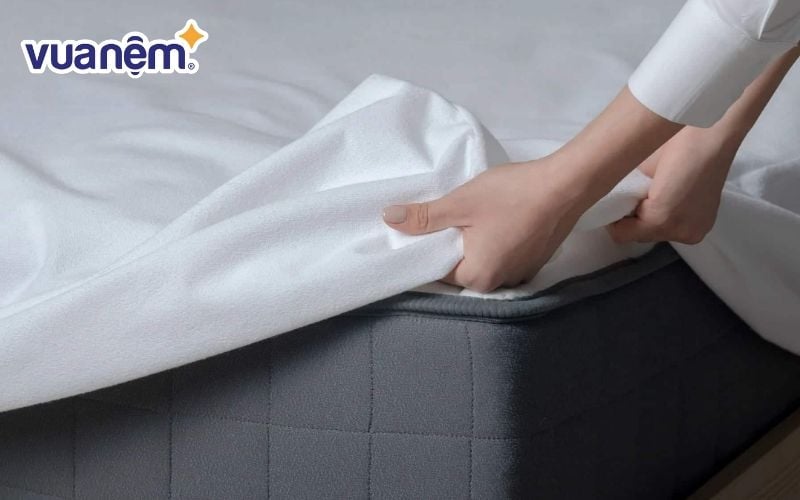 Dọn dẹp và xử lý bụi bẩn trước khi tiến hành giặt nệm cao su tại nhà