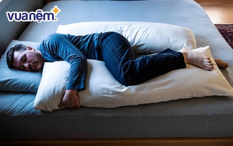 Sử dụng nệm và gối để giảm lực ép lên hông