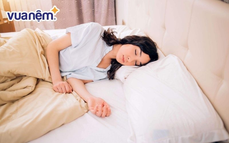 Ở tư thế nằm nghiêng, vai cũng là điểm trên cơ thể phải chịu nhiều áp lực