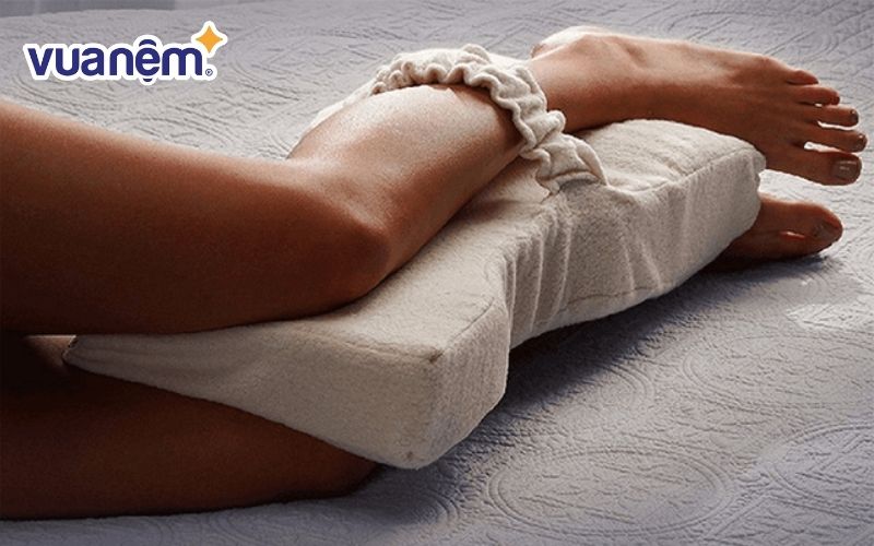 Sử dụng gối để giảm áp lực lên xương mắt cá chân
