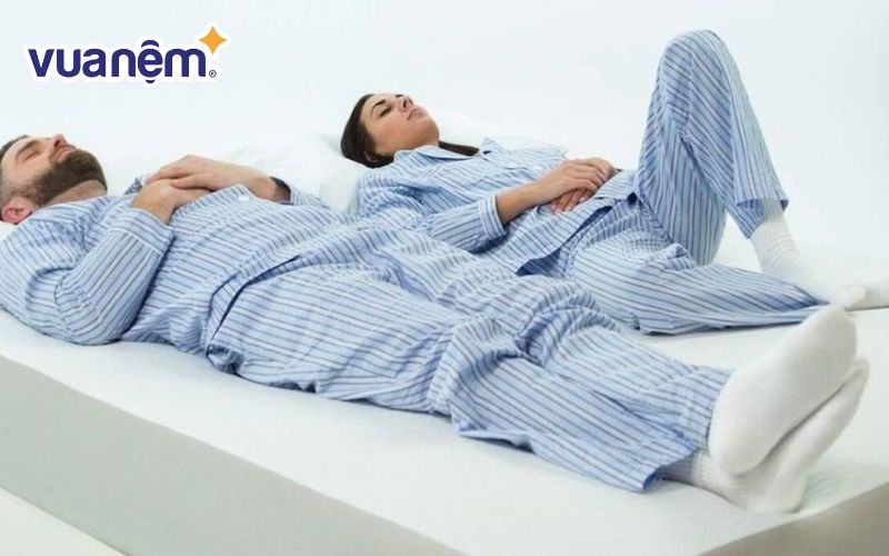 Ở tư thế nằm ngửa, gót chân của bạn sẽ là điểm chạm trực tiếp xuống nệm