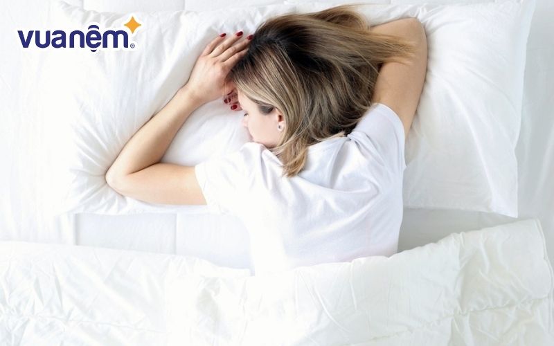 Nằm sấp gây áp lực lên vùng ngực của bạn