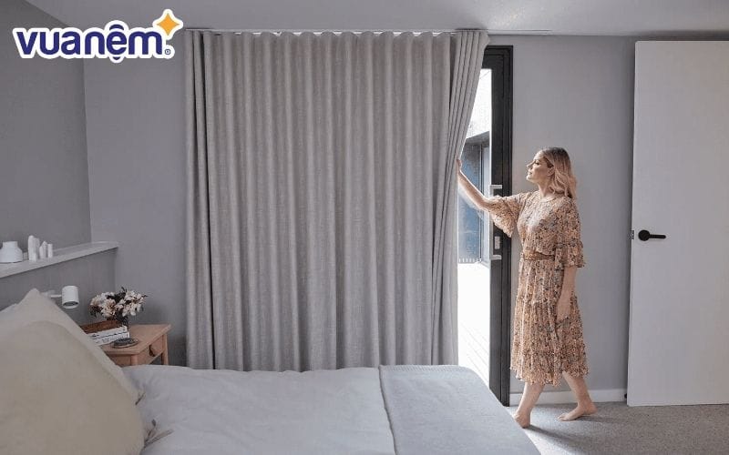 Sử dụng rèm vải cách âm để hạn chế âm thanh từ bên ngoài