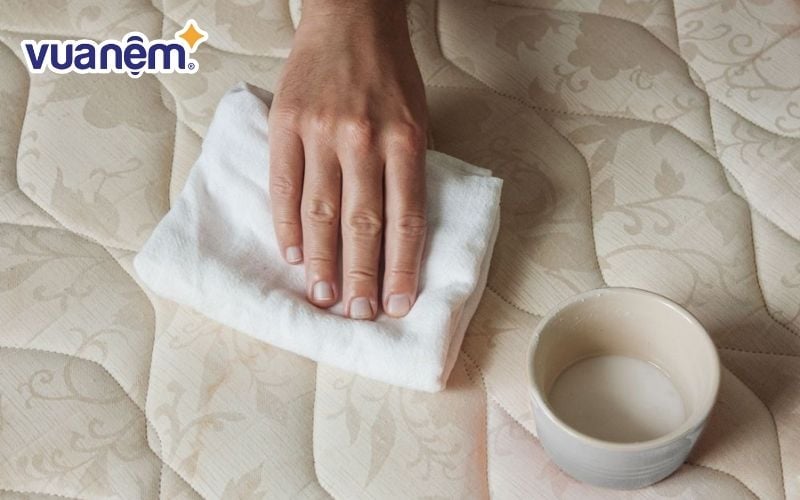 Sử dụng khăn để vệ sinh vết bẩn bám trên nệm cao su