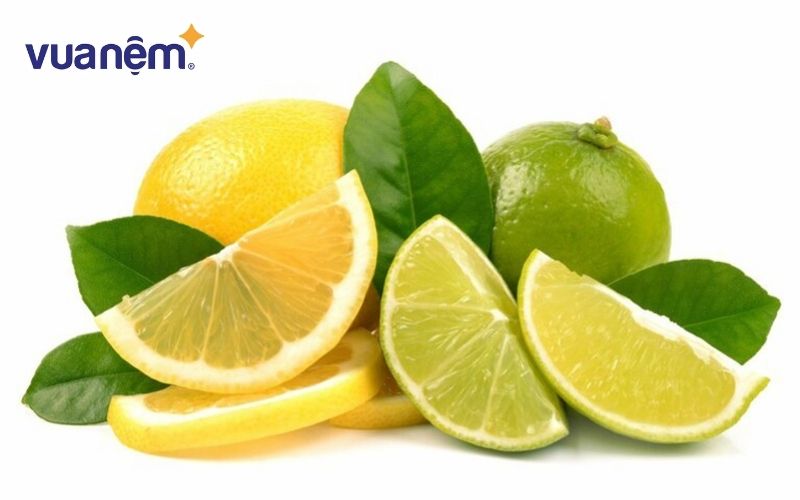 Làm sạch vết mốc trên nệm cao su bằng chanh là cách được nhiều người áp dụng