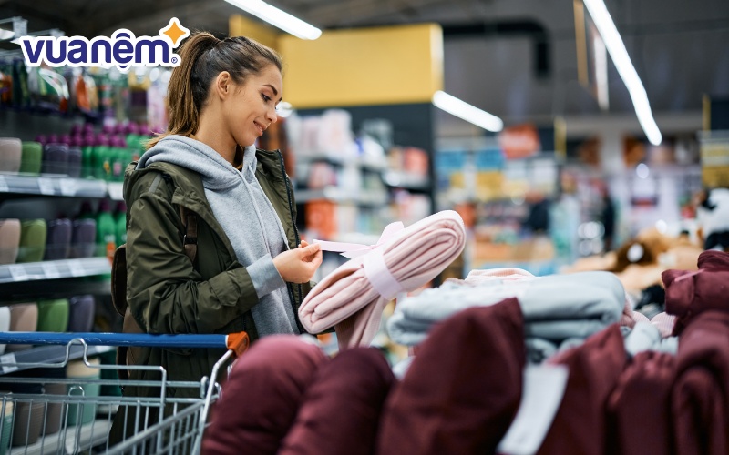 Giá thành của chăn mền mỏng mát phù hợp với thu nhập trung bình của người Việt Nam
