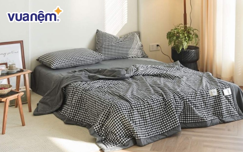 Để giữ chăn bền hơn, bạn nên giặt nhẹ nhàng và phơi đúng cách