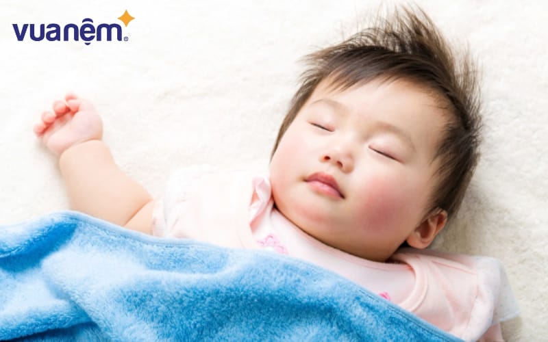 Bề mặt thoáng khí và mát mẻ của chiếu điều hòa giúp trẻ dễ đi vào giấc ngủ
