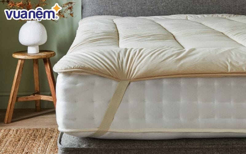 Topper nệm như một lá chắn bảo vệ tấm nệm khỏi tác nhân gây bẩn.