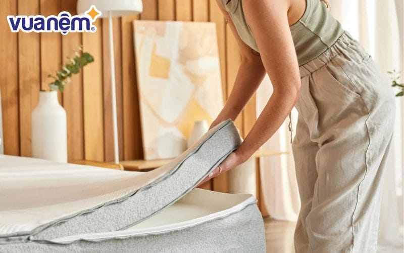 Không nên sử dụng xăng hoặc nước Javen khi vệ sinh topper nệm.