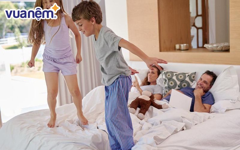 Tránh nhảy, giẫm trên topper để không làm mất độ đàn hồi và ảnh hưởng đến kết cấu của topper.