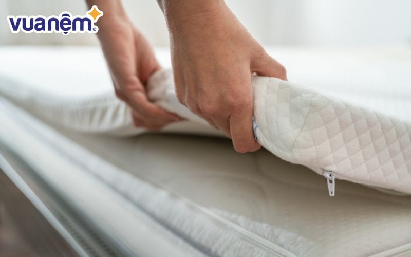 Topper cao su thiên nhiên mang đến độ đàn hồi tốt và thoáng khí cao.