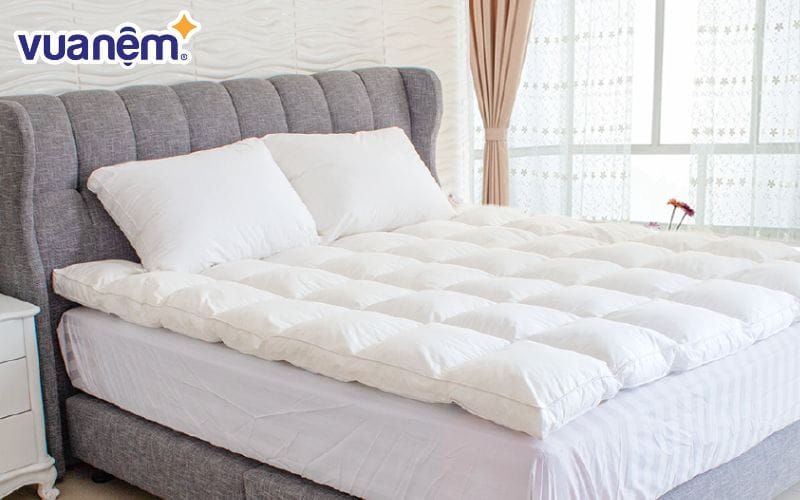 Topper lông vũ mang lại cảm giác êm ái và nhẹ nhàng khi nằm.