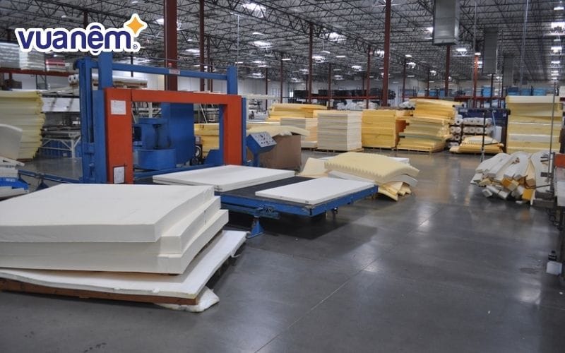 Kiểm tra mẫu nệm cao su ngẫu nhiên trong quy trình sản xuất nệm cao su