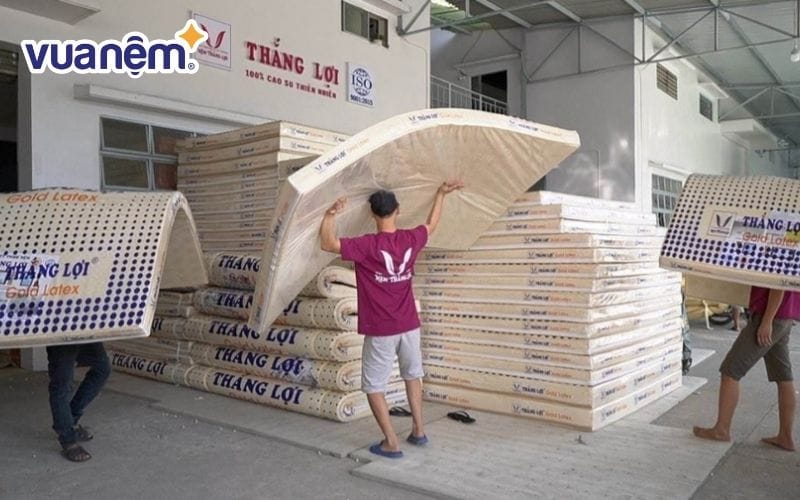 Hoàn thiện thành phẩm nệm cao su trước khi đến tay người dùng