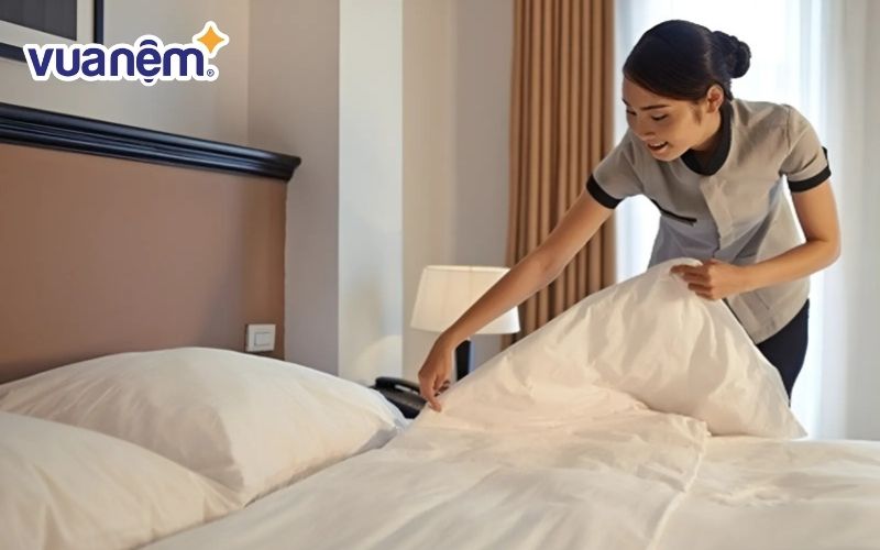 Hướng dẫn trải ga giường khách sạn đúng chuẩn