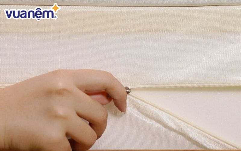 Khi vệ sinh nệm Kim Cương không nên giặt chung vỏ nệm với nhiều loại quần áo khác