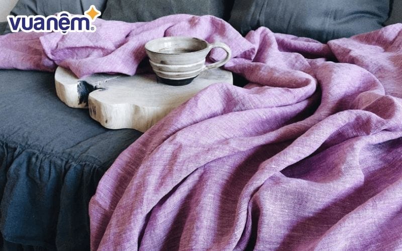 Chăn đũi được làm từ vải đũi hay còn gọi là vải lanh, vải linen