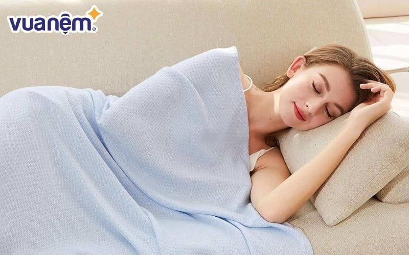 Chăn cotton hè có độ dày vừa phải giữ ấm cơ thể và vẫn mang đến cảm giác mát mẻ