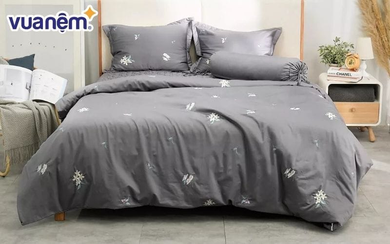 Bộ ga chun chăn chần thêu cotton satin Amando