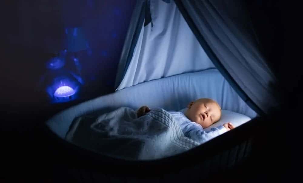 chọn đèn ngủ có ánh sáng dịu nhẹ cho bé