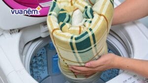 Cách giặt chăn ga ngày mưa nhanh khô, không bị ẩm mốc