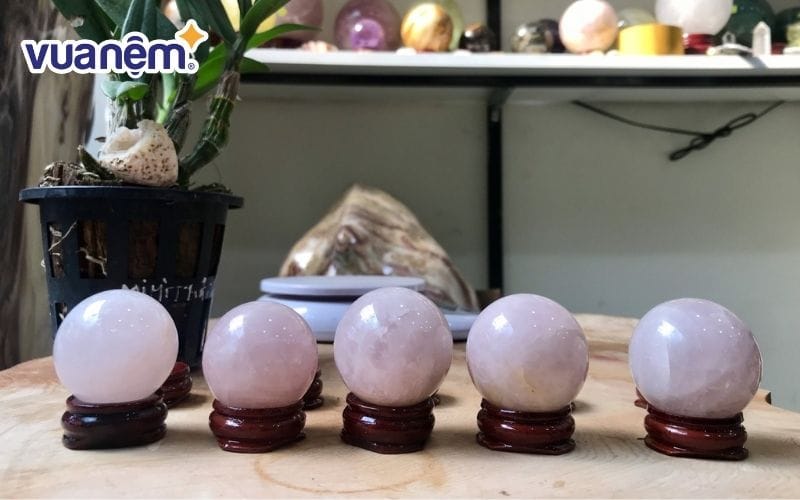 Cầu đá thạch anh hồng bảo vệ hạnh phúc gia đình