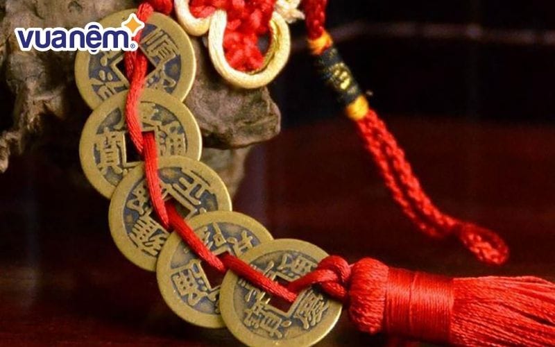 Tiền xu cổ biểu tượng cho tiền bạc, mang ý nghĩa của khát vọng giàu sang