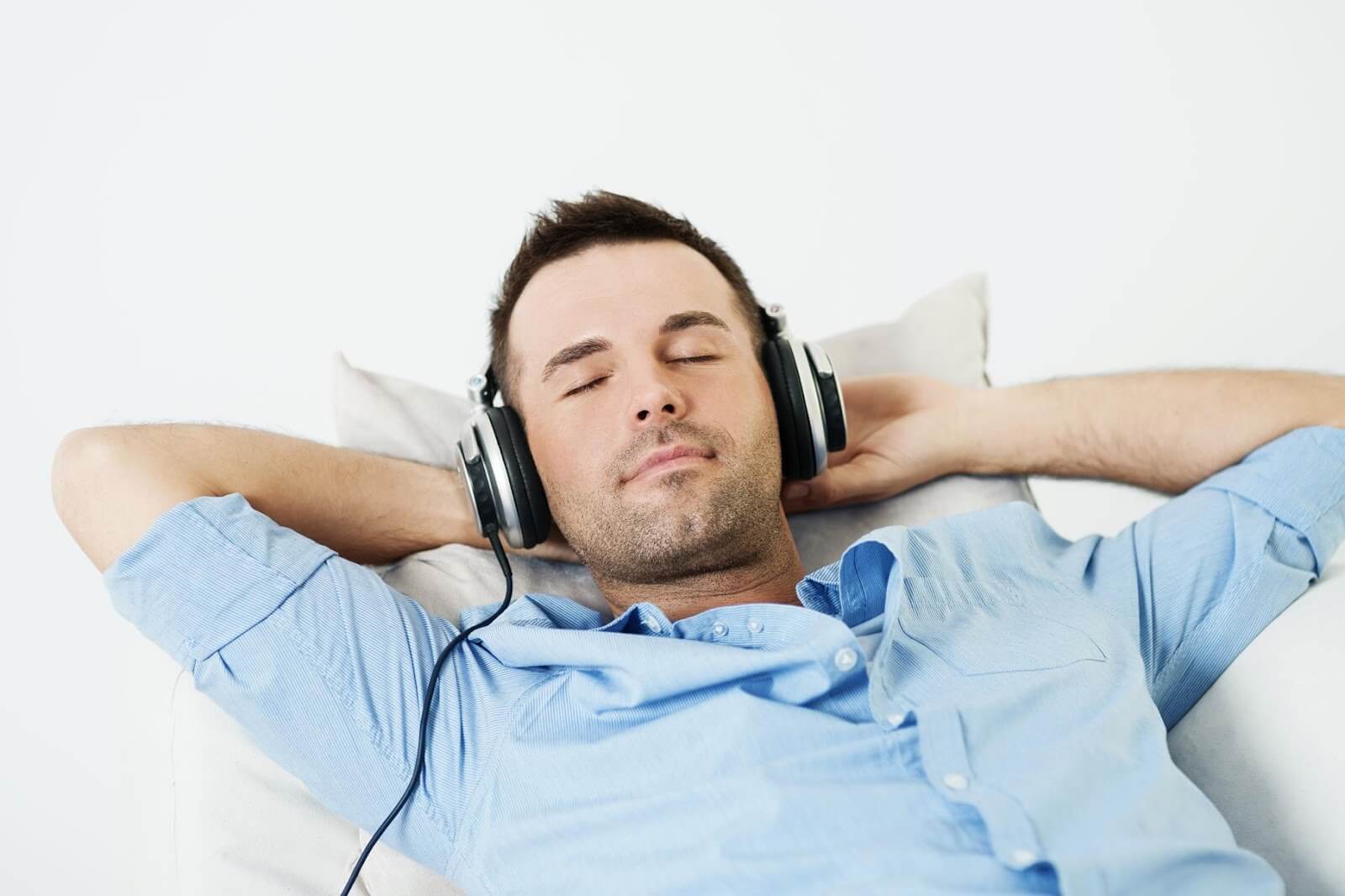 nghe nhạc trước khi ngủ giảm thính lực