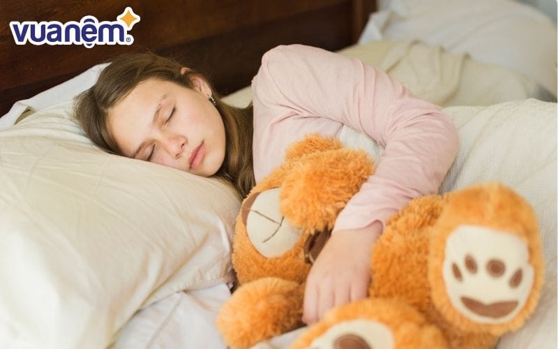 Mang theo một món đồ yêu thích giúp bạn dễ đi vào giấc ngủ hơn