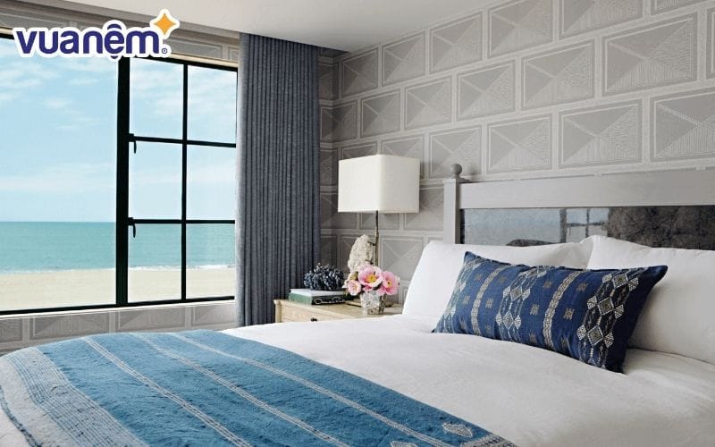 Chọn phòng ngủ màu xanh dương có rèm che để giúp ngủ ngon hơn