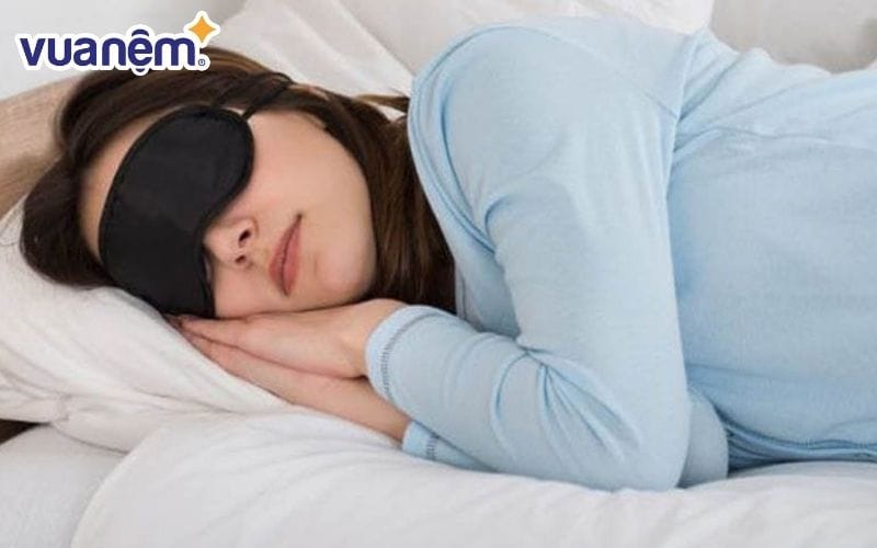 Sử dụng bịt che mắt giúp dễ ngủ, ngủ ngon giấc hơn