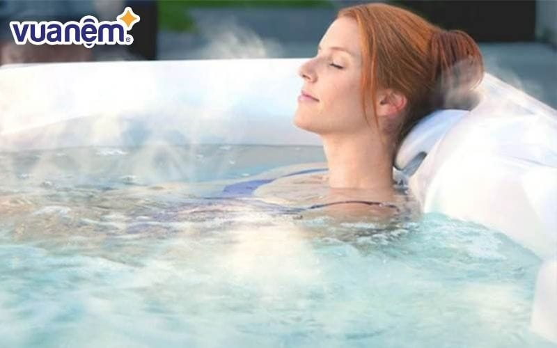 Tắm nước nóng giúp ngủ ngon không lạ giường, lạ nhà
