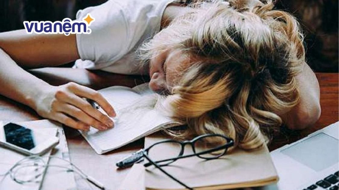 Ngủ trưa nằm sấp trên mặt bàn