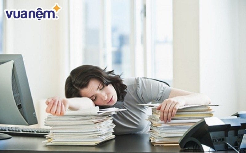 Ngủ trưa quá lâu Ngủ trưa quá lâu có thể phá vỡ nhịp sinh học và ảnh hưởng đến giấc ngủ buổi tối