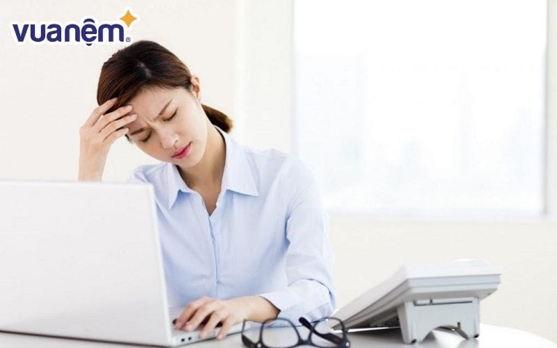 Nằm sấp khi thức dậy Nằm sấp khi thức dậy đầu óc rất choáng váng, cơ thể mệt mỏi